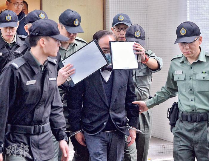 昨晨約7時50分,穿上西裝、仍舊結上格仔「煲呔」的曾蔭權被鎖上手銬,腰纏鐵鏈,由多名懲教署人員押解登上囚車前往高院。(馮凱鍵攝) 昨晨約7時50分,穿上西裝、仍舊結上格仔「煲呔」的曾蔭權被鎖上手銬,腰纏鐵鏈,由多名懲教署人員押解登上囚車前往高院。(馮凱鍵攝)