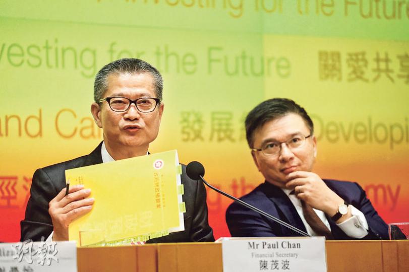 財政司長陳茂波(左)與財經事務及庫務局長陳家強(右)昨出席預算案記者會。陳茂波1月接任司長,「接任的時候,我都知道我的任期只有5個多月」,但會做好司長本分,又指未有特首參選人邀請他留任。(郭慶輝攝) 財政司長陳茂波(左)與財經事務及庫務局長陳家強(右)昨出席預算案記者會。陳茂波1月接任司長,「接任的時候,我都知道我的任期只有5個多月」,但會做好司長本分,又指未有特首參選人邀請他留任。(郭慶輝攝)
