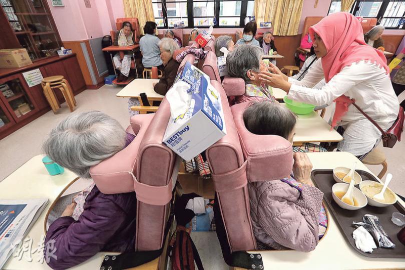 人口持續老化,安老服務需求殷切。政府在2017/18年度財政預算案,計劃預留300億,用作安老及殘疾人士康復服務,但未有具體用途,需待日後詳細規劃。(李紹昌攝) 人口持續老化,安老服務需求殷切。政府在2017/18年度財政預算案,計劃預留300億,用作安老及殘疾人士康復服務,但未有具體用途,需待日後詳細規劃。(李紹昌攝)