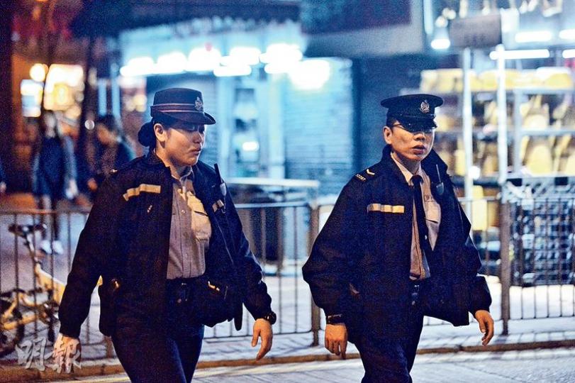 警務處長盧偉聰去年底表示，要求增聘900多名前線警員。警務處在2017/18年度實際上只增加608個非首長級職位，增聘人數位列政府部門之中第二位，開支預算在2017/18年度接近185億元。（馮凱鍵攝）