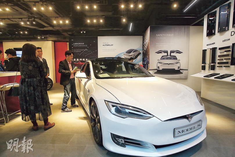 預算案提出取消電動私家車首次登記稅豁免,消息一出,即吸引消費者想趕搭尾班車,Tesla門市職員稱,昨日下午有不少市民趕到門市試車,單是昨日已售出逾10部電動私家車。(曾憲宗攝) 預算案提出取消電動私家車首次登記稅豁免,消息一出,即吸引消費者想趕搭尾班車,Tesla門市職員稱,昨日下午有不少市民趕到門市試車,單是昨日已售出逾10部電動私家車。(曾憲宗攝)