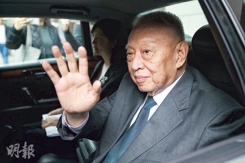 全國政協副主席董建華昨日在上環團結香港基金的會址與顧問舉行會議,他會後離開時僅在車上向傳媒揮手,未有回應問題。(曾憲宗攝)特首參選人曾俊華(中)昨與酒店界選委會面,會後與酒店界選委呂志和(左)一同接受傳媒訪問,曾俊華稱不評論傳言報道,相信愈接近提名期結束,傳言將愈來愈多。(何曉勤攝)特首參選人葉劉淑儀(右)昨與酒店界選委見面,她會後表示希望爭取到部分選委提名。(劉焌陶攝) 全國政協副主席董建華昨日在上環團結香港基金的會址與顧問舉行會議,他會後離開時僅在車上向傳媒揮手,未有回應問題。(曾憲宗攝)特首參選人曾俊華(中)昨與酒店界選委會面,會後與酒店界選委呂志和(左)一同接受傳媒訪問,曾俊華稱不評論傳言報道,相信愈接近提名期結束,傳言將愈來愈多。(何曉勤攝)特首參選人葉劉淑儀(右)昨與酒店界選委見面,她會後表示希望爭取到部分選委提名。(劉焌陶攝)