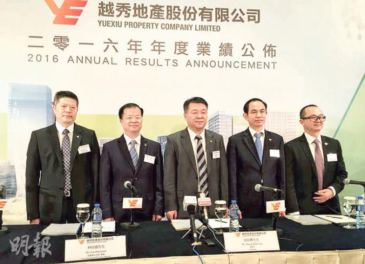 越秀地產董事長張招興（中）表示，集團持續關注香港市場，對本港一切物業都有興趣。（武君攝）