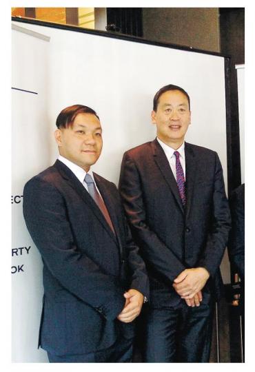 帝皇地產集團執行董事陳卓明（左）表示，中國人一向對「磚頭」情有獨鍾，最近兩三個月有更多內地投資者查詢泰國物業的買賣情况。圖右為尚思瑞主席Srettha Thavisin。（蘇樂恩攝）