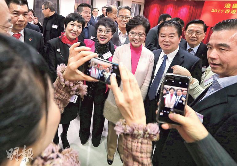 特首參選人林鄭月娥（中）昨到訪港區省級政協委員聯誼會拉票，會後不少省級政協爭相與她合影。會長譚錦球表示，港區省級政協有來自不同界別的217名選委，均支持林太參選，又稱讚對方有能力處理現時香港複雜的局面。（李紹昌攝）