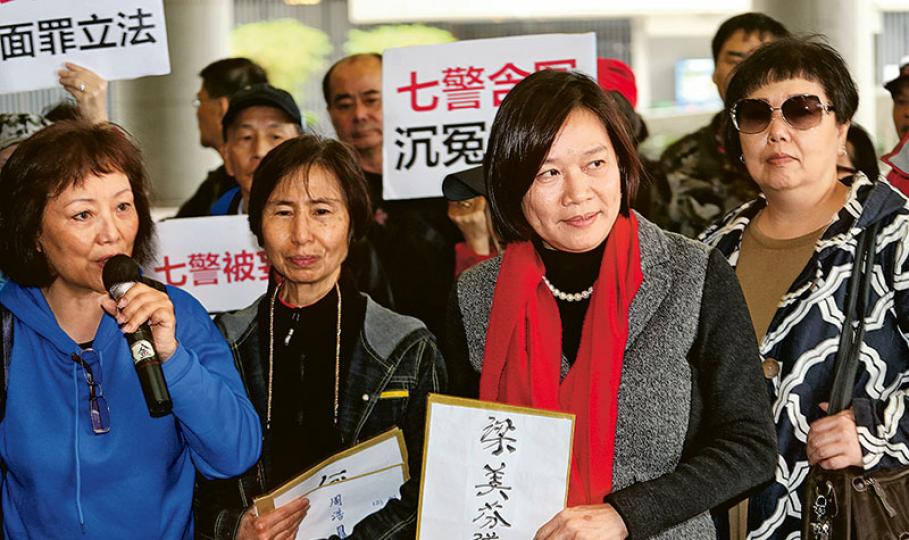 約30名市民昨日帶同標語及橫額到立法會示威區請願,並向立法會議員梁美芬(前)提交請願信,表達對七警的判刑過重,要求政府設立《國安法》及《禁蒙面法》等訴求。有請願人士認為,七警案判決「不公不正」,認為警員執法時使用合適武力並無問題。(郭慶輝攝)民主黨立法會議員林卓廷認為,訂立辱警罪無助解決問題,反會激化矛盾。(郭慶輝攝) 約30名市民昨日帶同標語及橫額到立法會示威區請願,並向立法會議員梁美芬(前)提交請願信,表達對七警的判刑過重,要求政府設立《國安法》及《禁蒙面法》等訴求。有請願人士認為,七警案判決「不公不正」,認為警員執法時使用合適武力並無問題。(郭慶輝攝)民主黨立法會議員林卓廷認為,訂立辱警罪無助解決問題,反會激化矛盾。(郭慶輝攝)