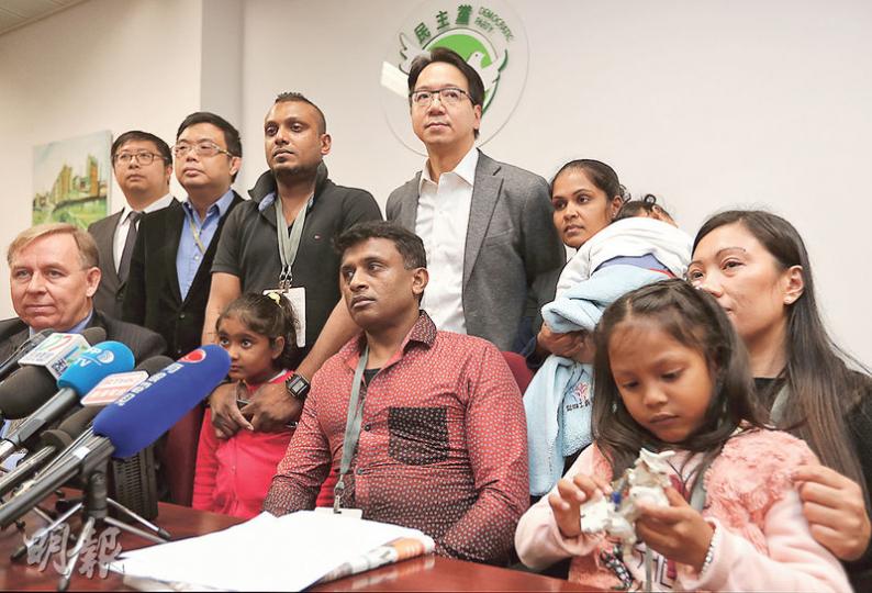 3個難民Supun（後左三）、Ajith（前左三）及Vanessa（右一女士）的家庭曾收留美國中央情報局前僱員斯諾登，協助他們的大律師田光譽（前左一）得悉，最近有自稱是斯里蘭卡警方人員來港，打聽上述家庭的下落。（郭慶輝攝）