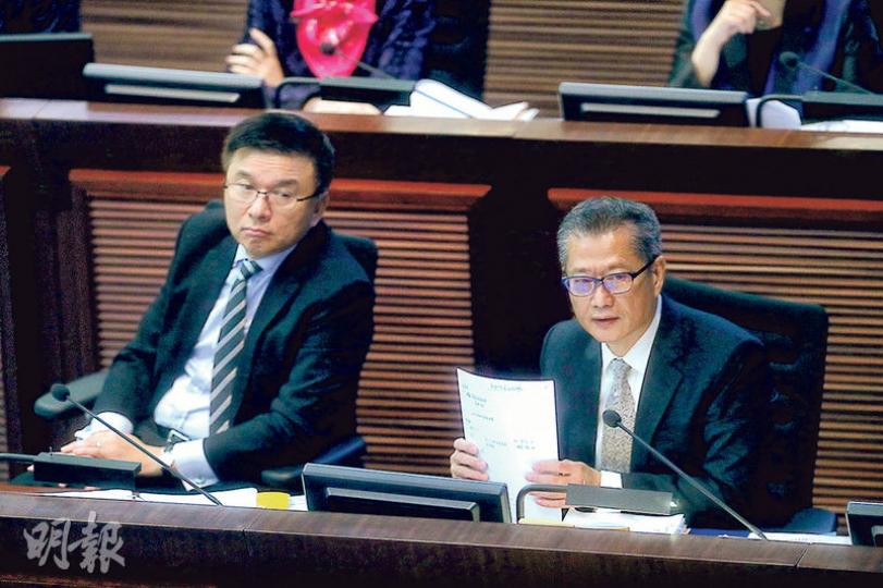 財政司長陳茂波（右）昨到立法會會議回應議員提問。圖左為財經事務及庫務局長陳家強。（郭慶輝攝）