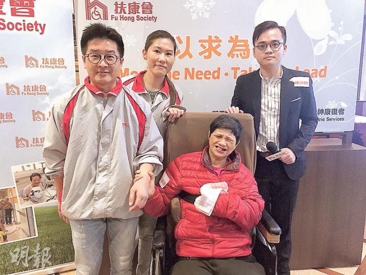 65歲的少啤(紅衣者)數年前因吞嚥困難,飲水都會嗆喉,經言語治療師訓練,她終可用飲管飲水。圖右一為扶康會言語治療師崔龍逸,左一及二為扶康會社工。(葉真真攝) 65歲的少啤(紅衣者)數年前因吞嚥困難,飲水都會嗆喉,經言語治療師訓練,她終可用飲管飲水。圖右一為扶康會言語治療師崔龍逸,左一及二為扶康會社工。(葉真真攝)