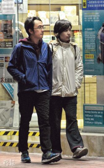 （圖、圖2）「愛妻號」Ben Sir跟太太十指緊扣漫步很溫馨。（攝影/記者：梁榮達）（圖2）（攝影/記者：梁榮達）