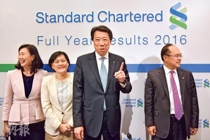 渣打集團去年稅前扭虧為盈,大中華及北亞區行政總裁洪丕正(右二)表示,經濟前景及監管要求未明朗,且集團盈利剛重拾增長,故未達派息標準。至於香港區行政總裁陳秀梅(左二)將於下月退休,屆時由禤惠儀(左一)接任。(黃志東攝) 渣打集團去年稅前扭虧為盈,大中華及北亞區行政總裁洪丕正(右二)表示,經濟前景及監管要求未明朗,且集團盈利剛重拾增長,故未達派息標準。至於香港區行政總裁陳秀梅(左二)將於下月退休,屆時由禤惠儀(左一)接任。(黃志東攝)