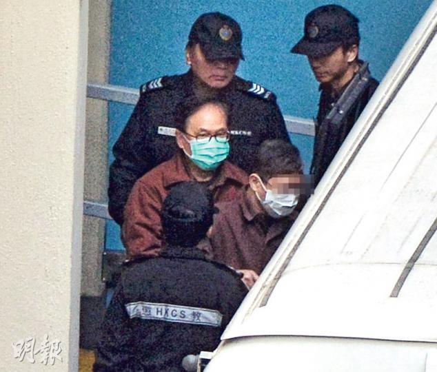 前特首曾蔭權昨晨由荔枝角收押所步上囚車移送至赤柱監獄,他身穿啡色囚衣、戴口罩,雙手鎖上手銬,面容明顯憔悴;當囚車駛出收押所,曾蔭權一直閉起雙目,未有理會記者拍攝。(馮凱鍵攝) 前特首曾蔭權昨晨由荔枝角收押所步上囚車移送至赤柱監獄,他身穿啡色囚衣、戴口罩,雙手鎖上手銬,面容明顯憔悴;當囚車駛出收押所,曾蔭權一直閉起雙目,未有理會記者拍攝。(馮凱鍵攝)