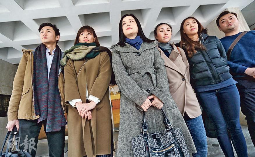 香港空勤人員總工會主席吳敏兒(左三)昨在庭外表示,對法庭的決定感高興,她說每天多達數十萬人在機場進出,安檢上不能出現任何漏洞,希望法庭可盡快釐清不須「同行同檢」的做法是否合乎規則。(李紹昌攝) 香港空勤人員總工會主席吳敏兒(左三)昨在庭外表示,對法庭的決定感高興,她說每天多達數十萬人在機場進出,安檢上不能出現任何漏洞,希望法庭可盡快釐清不須「同行同檢」的做法是否合乎規則。(李紹昌攝)