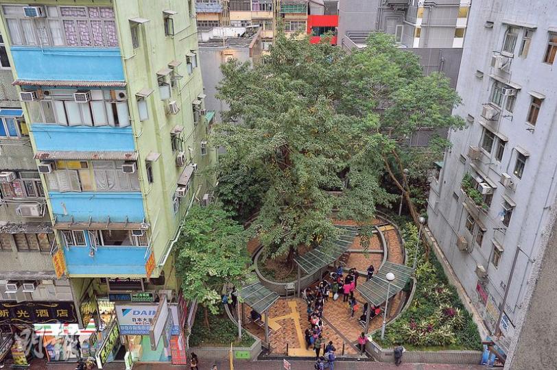 旺角樓宇密集,人口亦多,在樓宇之間常見到「蚊型」公園,例如圖中的山東街休憩公園。思匯政策的最新研究顯示,旺角人均可計算休憩空間面積最少,僅0.6平方米,低於政府標準的2平方米,即只有四分之一個廁格的大小。(鄧宗弘攝) 旺角樓宇密集,人口亦多,在樓宇之間常見到「蚊型」公園,例如圖中的山東街休憩公園。思匯政策的最新研究顯示,旺角人均可計算休憩空間面積最少,僅0.6平方米,低於政府標準的2平方米,即只有四分之一個廁格的大小。(鄧宗弘攝)