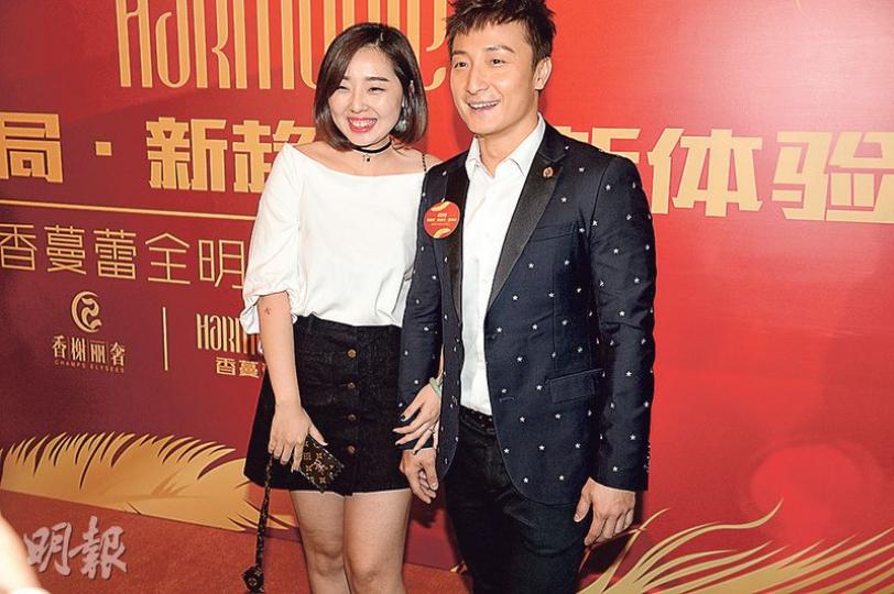 方力申自言跟粉絲蹺手合照無避忌，昨日在活動上又跟女粉絲蹺手合照。（攝影﹕劉永銳）
