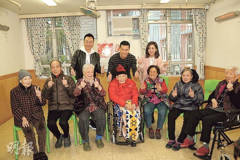 黎耀祥、呂良偉及胡琳昨日到老人院送暖給一眾長者。（攝影鎅O者：梁榮達）