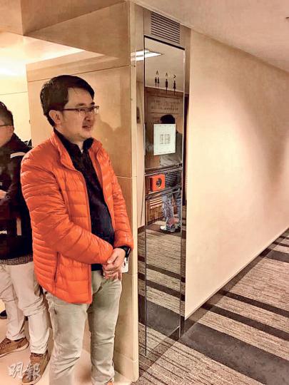 曾俊華昨早到灣仔選舉事務處報名參選，大批記者在門外等候查閱曾俊華提名的名單。不過，拿籌排頭位的是林鄭月娥的競選辦顧問何民傑，比所有傳媒都快。（渠贇攝）