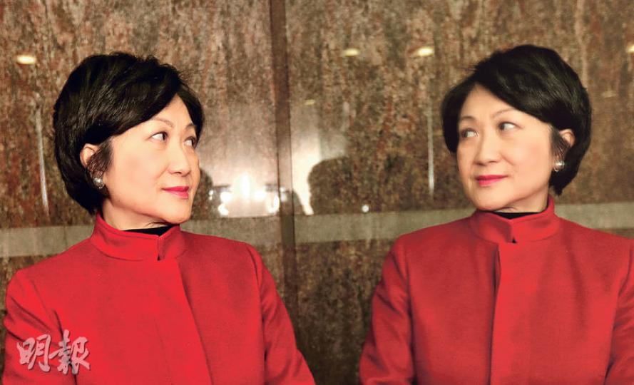 特首參選人葉劉淑儀（圖）概括今場選戰所得，指與之前的自己不同，如今的自己更懂謙卑聆聽。她昨日訪問後應記者要求，到電梯大堂與鏡子中的自己合照，還幽默說近期皺紋多了，但又笑說以自己到了這年齡，「都無所謂了」。（李紹昌攝）