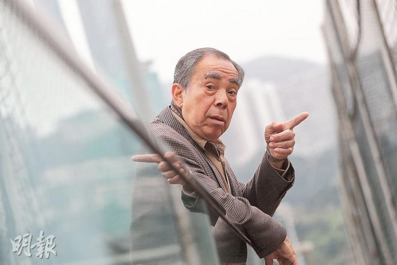 已退休逾20年的前高級警司林占士，思路清晰，一直留意警隊動態，他強調不同意警察知法犯法，但不值7名警員判刑過重；談到警務處長盧偉聰的回應，他期望對方可提醒下屬要以此為鑑。（李紹昌攝）