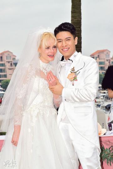 陳明恩簽紙後正式成為鄭太，感動得流下幸福眼淚。（攝影﹕梁迺楠）穿上裙褂、戴上3對龍鳳鈪及頸上掛金豬牌的陳明恩，被老公鄭獻一抱入懷。（攝影﹕梁迺楠）老公情深一吻，陳明恩甜入心。（攝影﹕梁迺楠）陳明恩與丈夫鄭獻與雙方家人影大合照。（攝影﹕梁迺楠）鄭俊弘昨日出席婚禮賀陳明恩出嫁。（攝影﹕梁迺楠）王君馨解釋因未婚夫怕見記者，所以臨時縮沙。（攝影﹕梁迺楠）王祖藍與太太李亞男早前到美國旅行遇到不少明星名人。（攝影﹕梁迺楠）裕美曾戀過張彥博，昨日在相遇時尷尬影合照。（攝影﹕梁迺楠）