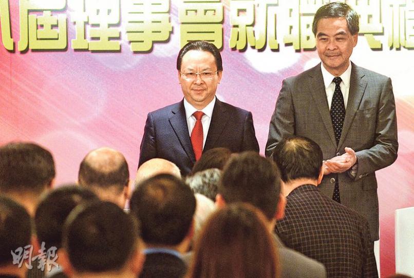 特首梁振英(右)昨出席教聯會理事會就職禮,他在致辭時主動提及,中央對香港特首和主要官員的任命,是實質任命,不是禮節任命,若「只談任命,不談實質性任命」是不準確。旁為中聯辦副主任譚鐵牛。(鍾林枝攝) 特首梁振英(右)昨出席教聯會理事會就職禮,他在致辭時主動提及,中央對香港特首和主要官員的任命,是實質任命,不是禮節任命,若「只談任命,不談實質性任命」是不準確。旁為中聯辦副主任譚鐵牛。(鍾林枝攝)