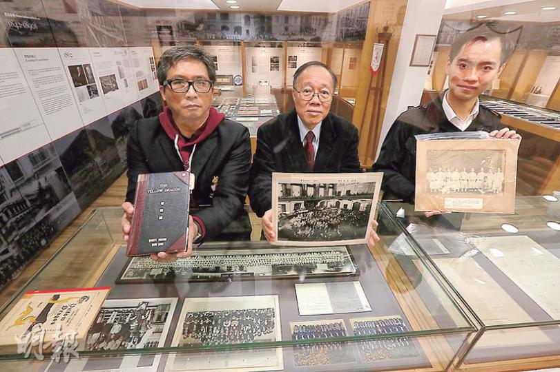 為慶祝皇仁書院155周年校慶,皇仁舊生會於校內設立「皇者仁風校史館」,展出大量文件、相片和文物,訴說該校由1862年至今的變遷。3名舊生協助籌辦活動,包括皇仁舊生會教育及發展副會長陸偉雄(左起)、樹仁大學歷史學系客座副教授何冠環及義務舊生助理館長(藏品及研究)郭浩陽。(李紹昌攝) 為慶祝皇仁書院155周年校慶,皇仁舊生會於校內設立「皇者仁風校史館」,展出大量文件、相片和文物,訴說該校由1862年至今的變遷。3名舊生協助籌辦活動,包括皇仁舊生會教育及發展副會長陸偉雄(左起)、樹仁大學歷史學系客座副教授何冠環及義務舊生助理館長(藏品及研究)郭浩陽。(李紹昌攝)