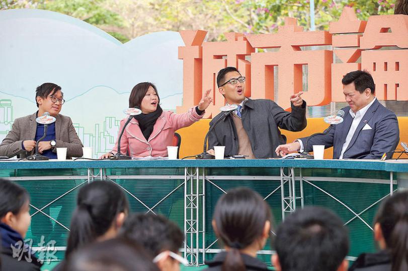 民權觀察成員沈偉男(左起)、經民聯立法會議員梁美芬、民主黨立法會議員林卓廷及監警會前成員馬恩國昨出席《城市論壇》,討論設立辱警罪是否可行,梁美芬認為辱警罪可以罰款代替坐牢處理;沈偉男與林卓廷則認為治本之道為改善警民對立關係。(曾憲宗攝) 民權觀察成員沈偉男(左起)、經民聯立法會議員梁美芬、民主黨立法會議員林卓廷及監警會前成員馬恩國昨出席《城市論壇》,討論設立辱警罪是否可行,梁美芬認為辱警罪可以罰款代替坐牢處理;沈偉男與林卓廷則認為治本之道為改善警民對立關係。(曾憲宗攝)