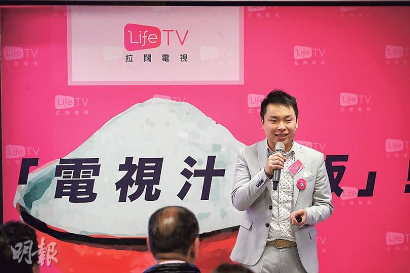 周世傑喺一年前退出青年新政並踏足商界,創辦咗免費電視頻道LifeTV,佢透露獲得美國工程公司投資者1000萬元資助,免費向餐廳提供電視,播放佢哋嘅節目同廣告。(曾憲宗攝) 周世傑喺一年前退出青年新政並踏足商界,創辦咗免費電視頻道LifeTV,佢透露獲得美國工程公司投資者1000萬元資助,免費向餐廳提供電視,播放佢哋嘅節目同廣告。(曾憲宗攝)