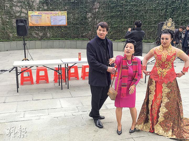 喺去年立法會選舉中,陳玉娥(中)因為一張同公民黨黨魁楊岳橋嘅合照被瘋狂惡搞,成為「網絡紅人」。娥姐噚日就以「網絡紅人」身分喺金鐘舉行特首選舉論壇,4個熱門參選人都無出席。論壇最終變咗歌舞表演,娥姐仲好風騷咁同自稱「情歌王子」嘅金光(左)及舞蹈員合照。(楊康琪攝) 喺去年立法會選舉中,陳玉娥(中)因為一張同公民黨黨魁楊岳橋嘅合照被瘋狂惡搞,成為「網絡紅人」。娥姐噚日就以「網絡紅人」身分喺金鐘舉行特首選舉論壇,4個熱門參選人都無出席。論壇最終變咗歌舞表演,娥姐仲好風騷咁同自稱「情歌王子」嘅金光(左)及舞蹈員合照。(楊康琪攝)