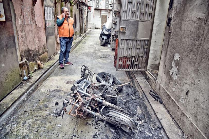 停泊在後巷的電單車遭縱火焚毁,燒剩支架。(林智傑攝)穿棗紅色外套男子被閉路電視拍到他揭開電單車車冚,燃點報紙縱火後逃離現場(左圖);特遣隊警員約兩小時後在附近拘捕涉案男子(右圖戴口罩者),其縱火動機有待調查。(閉路電視撮圖、林智傑攝) 停泊在後巷的電單車遭縱火焚毁,燒剩支架。(林智傑攝)穿棗紅色外套男子被閉路電視拍到他揭開電單車車冚,燃點報紙縱火後逃離現場(左圖);特遣隊警員約兩小時後在附近拘捕涉案男子(右圖戴口罩者),其縱火動機有待調查。(閉路電視撮圖、林智傑攝)