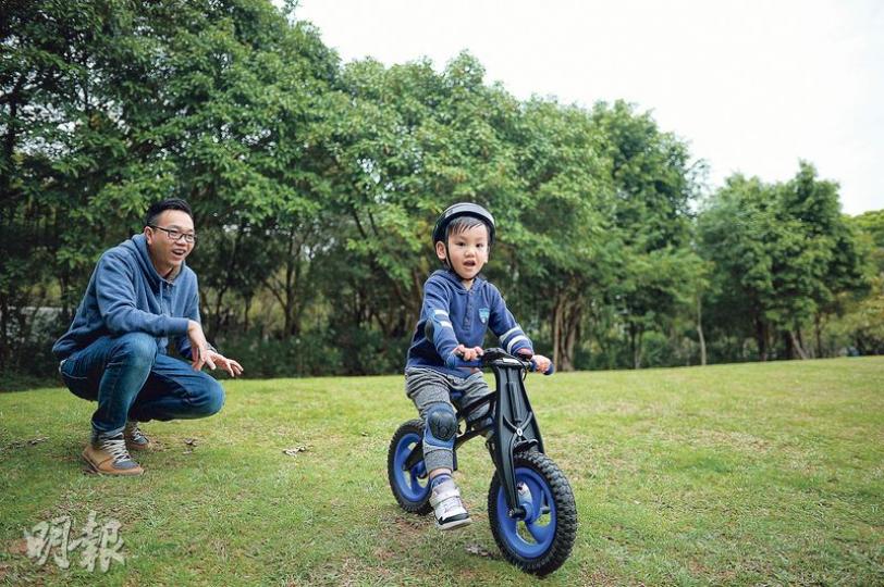 浸信會天虹小學校長朱子穎(左)昨天陪伴3歲兒子(右)踏單車,他說放假時親子應該去玩耍,讓孩子在生活體驗中認識世界。(鍾林枝攝) 浸信會天虹小學校長朱子穎(左)昨天陪伴3歲兒子(右)踏單車,他說放假時親子應該去玩耍,讓孩子在生活體驗中認識世界。(鍾林枝攝)