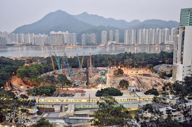 去年底動工的中大醫院地盤（圖左）位於港鐵大學站旁，總面積10萬平方米，預計2020年落成。林鄭月娥提出可將醫院旁的一幅用地批予中大醫院作擴充。（楊柏賢攝）