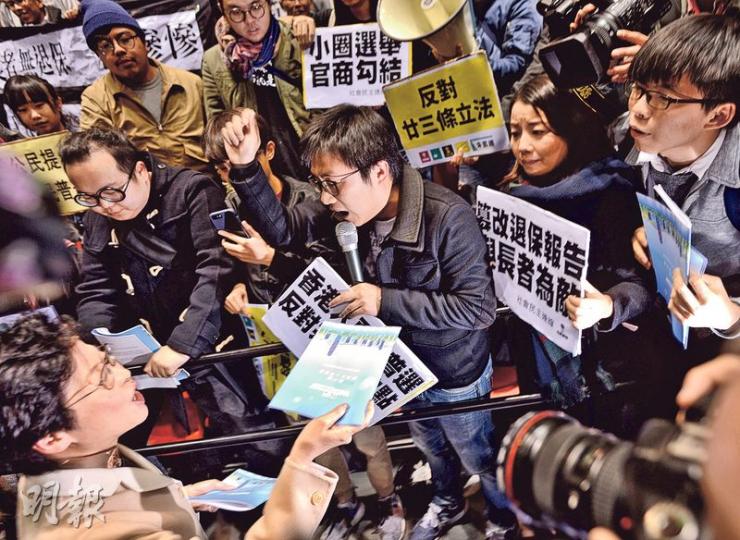 特首參選人林鄭月娥昨在記者會後走近示威者並派發政綱，其間社民連黃浩銘（持咪者）詢問林太如何回應上周三警員大會上有警員公開說粗口侮辱女性一事，林太回應稱「希望大家諒解那個情緒」。她離開時遭示威者上前包圍，場面一度非常混亂，林太要在競選辦人員及保安護送下離場。（馮凱鍵攝）林鄭月娥在政綱提出居屋出租試驗計劃，有地產代理在門面張貼標語，指「特首換屆在即 樓市重現轉機」，又指富榮花園居屋近年屬「搶手」屋苑，更創下未補價居屋每呎售價10,980元的新高水平。（蘇智鑫攝）