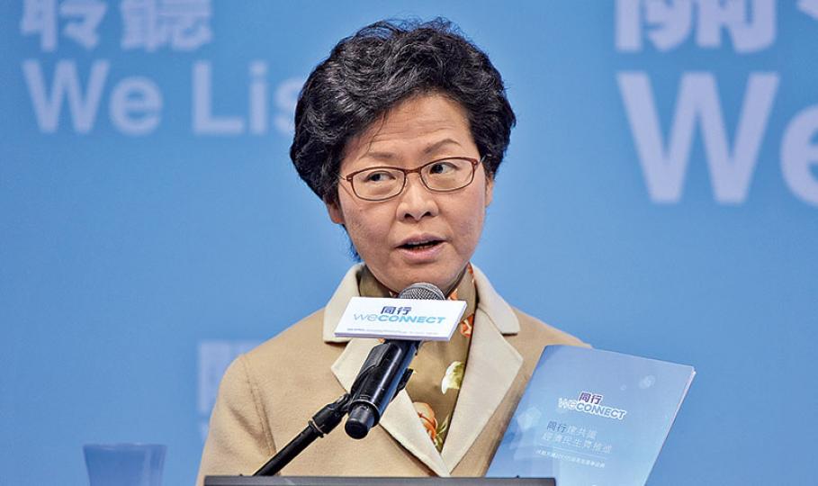 特首參選人林鄭月娥昨發表完整政綱，她在記者會上表示，參選後曾與130多個界別會面，舉行100場「深談會」。她說之所以形容會面為「深談會」，是因會上的人都坦誠交換意見，過程中令她感動和獲益良多。（蘇智鑫攝）行政長官參選人林鄭月娥（中）昨日舉行記者會公布完整政綱，由競選辦主任陳智思（右）和主席團成員夏佳理（左）陪同。據競選辦人士透露，林太至昨日收到逾500張提名表，今日會到選舉事務處報名參選。（馮凱鍵攝）