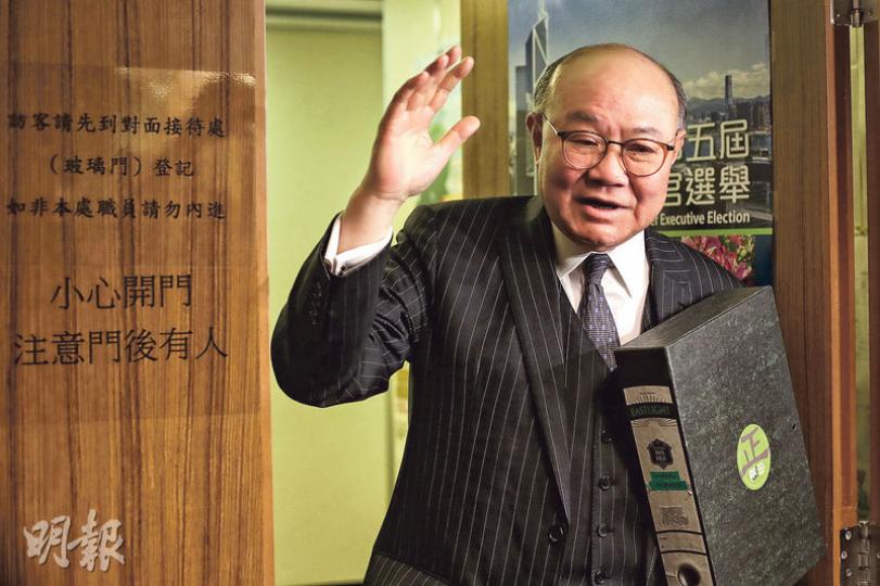胡國興（圖）是第二名到選舉管理委員會遞交提名表格的參選人，並於昨晚獲選舉主任確認所有提名有效。胡昨手持一個貼有競選標誌「正」字的黑色文件夾，內有180個提名名單，全部來自民主派選委。（曾憲宗攝）