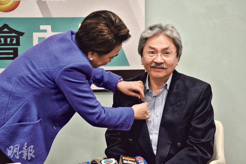 特首候選人曾俊華（右）昨接受民主黨前主席劉慧卿（左）網台節目訪問，多次被要求評論中聯辦干預選舉的傳聞，他都沒正面回應，只笑稱自己沒得中聯辦幫助拉票，又說自己所得的提名來自不同政治光譜，更能代表香港。圖為劉為曾俊華整理訪問的收音咪。（楊柏賢攝）