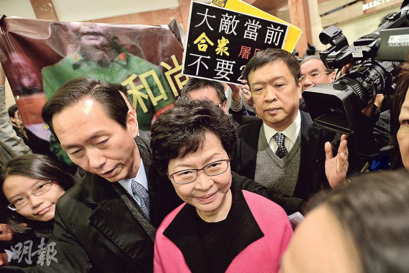 林鄭月娥(前中)昨遞交參選表格後,在選舉事務處樓下大堂再被社民連及人民力量示威者包圍,其競選辦主任陳智思(前左)及大批保安在其身旁保護。(楊柏賢攝) 林鄭月娥(前中)昨遞交參選表格後,在選舉事務處樓下大堂再被社民連及人民力量示威者包圍,其競選辦主任陳智思(前左)及大批保安在其身旁保護。(楊柏賢攝)