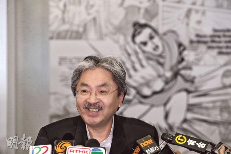 特首候選人曾俊華(圖)昨出席文化博物館活動後,被傳媒問及對手林鄭月娥挾高票入閘,他表示恭喜對方,鼓勵她爭取多些泛民選票。(李紹昌攝) 特首候選人曾俊華(圖)昨出席文化博物館活動後,被傳媒問及對手林鄭月娥挾高票入閘,他表示恭喜對方,鼓勵她爭取多些泛民選票。(李紹昌攝)