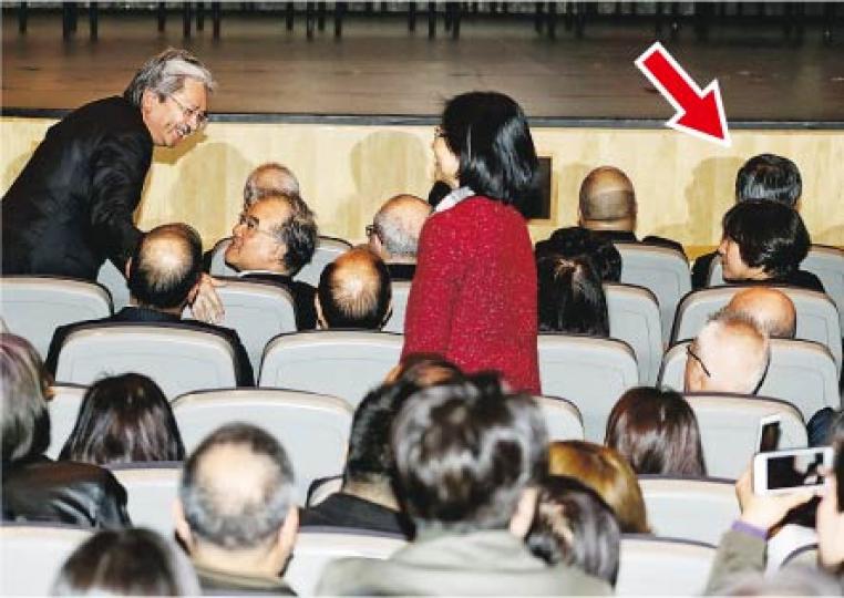特首候選人曾俊華(左一)昨與曾太(紅衣者)到場參加「金庸館」開幕典禮及參觀展區。曾俊華並非大會主禮嘉賓,他到場與多人打招呼,但在記者目擊的場合下,未見他與特首梁振英(箭嘴示)有任何交流。曾俊華於活動後表示收到查良鏞太太的邀請到場;梁振英未有於典禮致辭,離場時亦沒有回應記者問題。(李紹昌攝) 特首候選人曾俊華(左一)昨與曾太(紅衣者)到場參加「金庸館」開幕典禮及參觀展區。曾俊華並非大會主禮嘉賓,他到場與多人打招呼,但在記者目擊的場合下,未見他與特首梁振英(箭嘴示)有任何交流。曾俊華於活動後表示收到查良鏞太太的邀請到場;梁振英未有於典禮致辭,離場時亦沒有回應記者問題。(李紹昌攝)