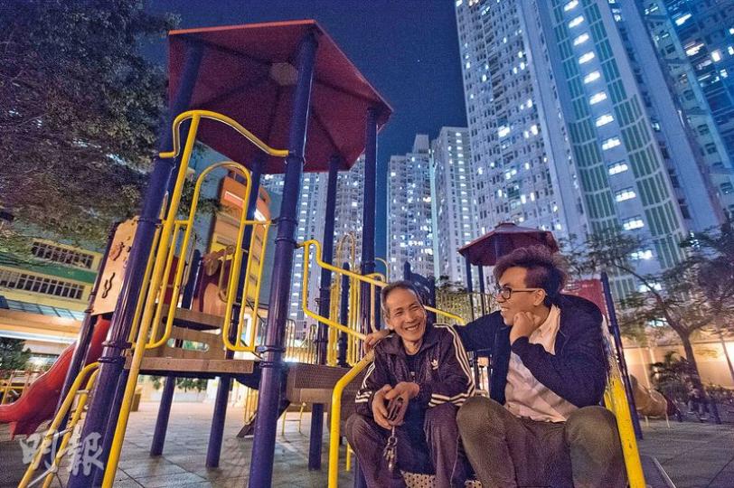 葉峻誠(右)小三起常流連街頭至夜深,爸爸(左)每次都先到住所樓下這公園找兒子,峻誠怕被找着、打罵,於是愈走愈遠。他長大後,站在爸爸的角度看往事,再沒憎恨,兩父子走得很近。(鄧宗弘攝) 葉峻誠(右)小三起常流連街頭至夜深,爸爸(左)每次都先到住所樓下這公園找兒子,峻誠怕被找着、打罵,於是愈走愈遠。他長大後,站在爸爸的角度看往事,再沒憎恨,兩父子走得很近。(鄧宗弘攝)