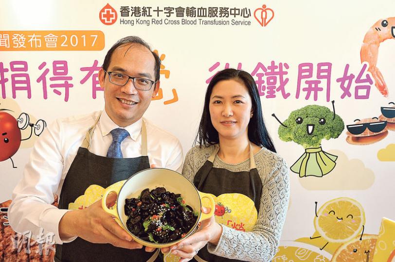 去年有4萬人因血紅素不足,需暫緩捐血,紅十字會輸血服務中心李卓廣(左)及梁雅詩(右)建議多吃含豐富鐵質食物,例如兩人手持的黑木耳。(鍾林枝攝) 去年有4萬人因血紅素不足,需暫緩捐血,紅十字會輸血服務中心李卓廣(左)及梁雅詩(右)建議多吃含豐富鐵質食物,例如兩人手持的黑木耳。(鍾林枝攝)