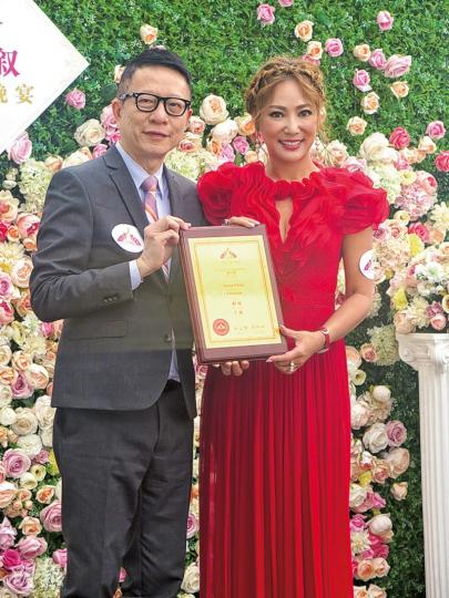 仁美清叙新任主席程瑤(右)從榮譽顧問葉家寶(左)手中接受委任狀。(攝影/記者:楊安莉)筱靖性感現身仁美春茗。(攝影/記者:楊安莉) 仁美清叙新任主席程瑤(右)從榮譽顧問葉家寶(左)手中接受委任狀。(攝影/記者:楊安莉)筱靖性感現身仁美春茗。(攝影/記者:楊安莉)