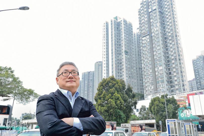 曾經連環蝕讓新達廣場(圖)等多個住宅的曾志英認為,即使樓價中長期仍然睇升,惟安全起見,年輕人應儲夠四成首期才可上車。(楊柏賢攝) 曾經連環蝕讓新達廣場(圖)等多個住宅的曾志英認為,即使樓價中長期仍然睇升,惟安全起見,年輕人應儲夠四成首期才可上車。(楊柏賢攝)