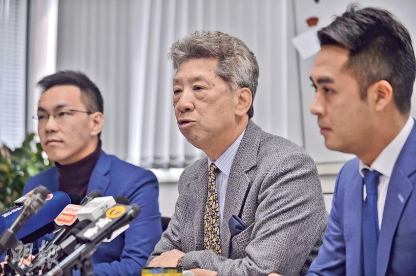 民主思路周日將舉行特首候選人論壇,曾俊華表明無法出席。民主思路召集人湯家驊(中)對此感到失望及詫異。左為民主思路理事麥嘉晉,右為黃梓謙。(馮凱鍵攝) 民主思路周日將舉行特首候選人論壇,曾俊華表明無法出席。民主思路召集人湯家驊(中)對此感到失望及詫異。左為民主思路理事麥嘉晉,右為黃梓謙。(馮凱鍵攝)