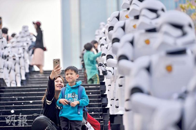 香港歷史博物館為跨年代玩具製作了「香港玩具傳奇」展覽,場內有逾2000件展品供市民欣賞,博物館外的樓梯更有過百隻《星球大戰》的白兵駐守,歡迎來賓。(馮凱鍵攝)香港歷史博物館由今日起至5月15日舉行「香港玩具傳奇」展覽,市民除可欣賞跨年代的本土玩具,場外更設有多個大型展品區供市民拍照,如圖中有逾3000隻的黃色小鴨,都是香港製造的標誌。(馮凱鍵攝) 香港歷史博物館為跨年代玩具製作了「香港玩具傳奇」展覽,場內有逾2000件展品供市民欣賞,博物館外的樓梯更有過百隻《星球大戰》的白兵駐守,歡迎來賓。(馮凱鍵攝)香港歷史博物館由今日起至5月15日舉行「香港玩具傳奇」展覽,市民除可欣賞跨年代的本土玩具,場外更設有多個大型展品區供市民拍照,如圖中有逾3000隻的黃色小鴨,都是香港製造的標誌。(馮凱鍵攝)