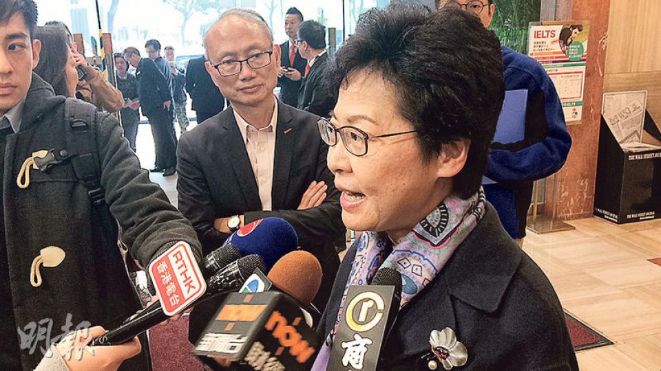 林鄭月娥昨重新補交7份日前被裁定無效的提名表格,並新增1份提名,令提名總數由579增至580個,為3名候選人之冠。(賴嘉梨攝) 林鄭月娥昨重新補交7份日前被裁定無效的提名表格,並新增1份提名,令提名總數由579增至580個,為3名候選人之冠。(賴嘉梨攝)