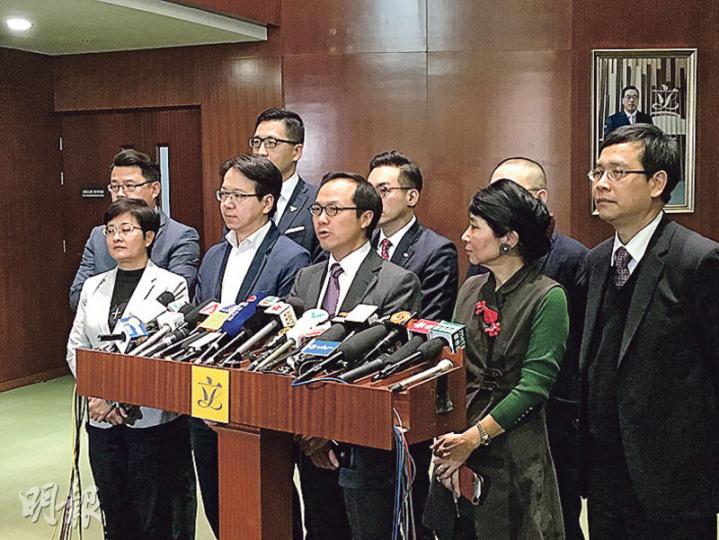 泛民主派26名立法會議員聯署去信全國政協主席俞正聲,表明反對梁振英晉身政協副主席。(楊康琪攝) 泛民主派26名立法會議員聯署去信全國政協主席俞正聲,表明反對梁振英晉身政協副主席。(楊康琪攝)