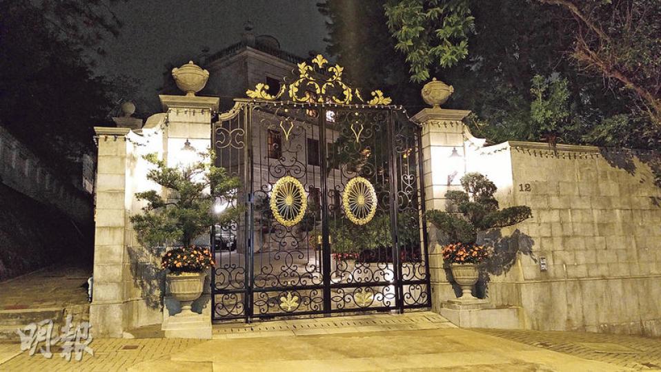 華置大股東劉鑾雄自從身體轉差後已經較少出外,圖為他的白建時道12號大宅。(伍浦鋒攝) 華置大股東劉鑾雄自從身體轉差後已經較少出外,圖為他的白建時道12號大宅。(伍浦鋒攝)