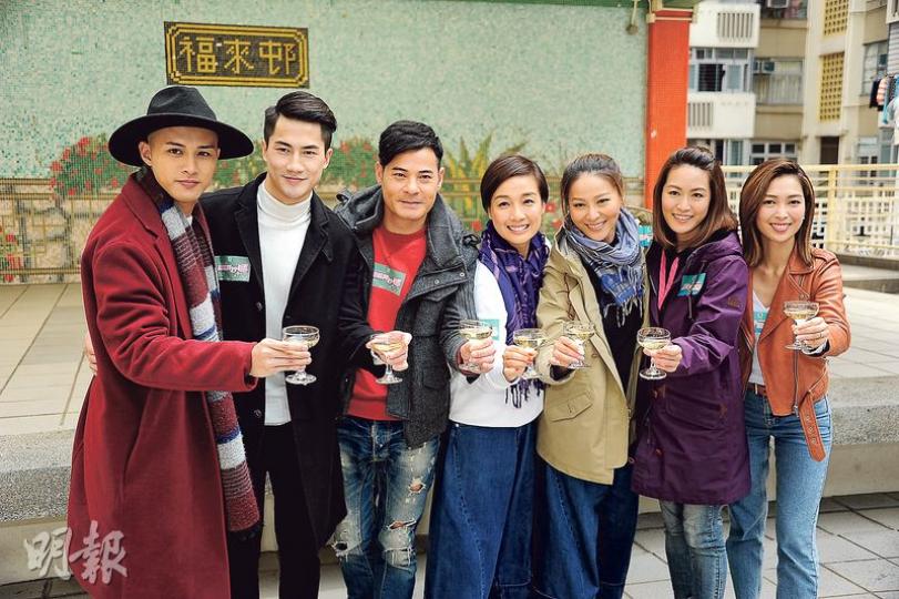 何廣沛(左起)、郭子豪及黃智賢向正在拍攝《屋邨遊樂團》的江美儀送上《親親我好媽》收視喜訊,並跟同場的滕麗名、梁嘉琪與宋熙年齊齊舉杯慶祝。(攝影/記者:陳釗)「細女」熊子逸被爆身世坎坷,江美儀希望大家寫一次就夠。(攝影/記者:陳釗) 何廣沛(左起)、郭子豪及黃智賢向正在拍攝《屋邨遊樂團》的江美儀送上《親親我好媽》收視喜訊,並跟同場的滕麗名、梁嘉琪與宋熙年齊齊舉杯慶祝。(攝影/記者:陳釗)「細女」熊子逸被爆身世坎坷,江美儀希望大家寫一次就夠。(攝影/記者:陳釗)