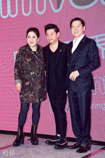 向華強伉儷恭賀蕭定一(中)的hmvod開台。(攝影:梁迺楠) 向華強伉儷恭賀蕭定一(中)的hmvod開台。(攝影:梁迺楠)